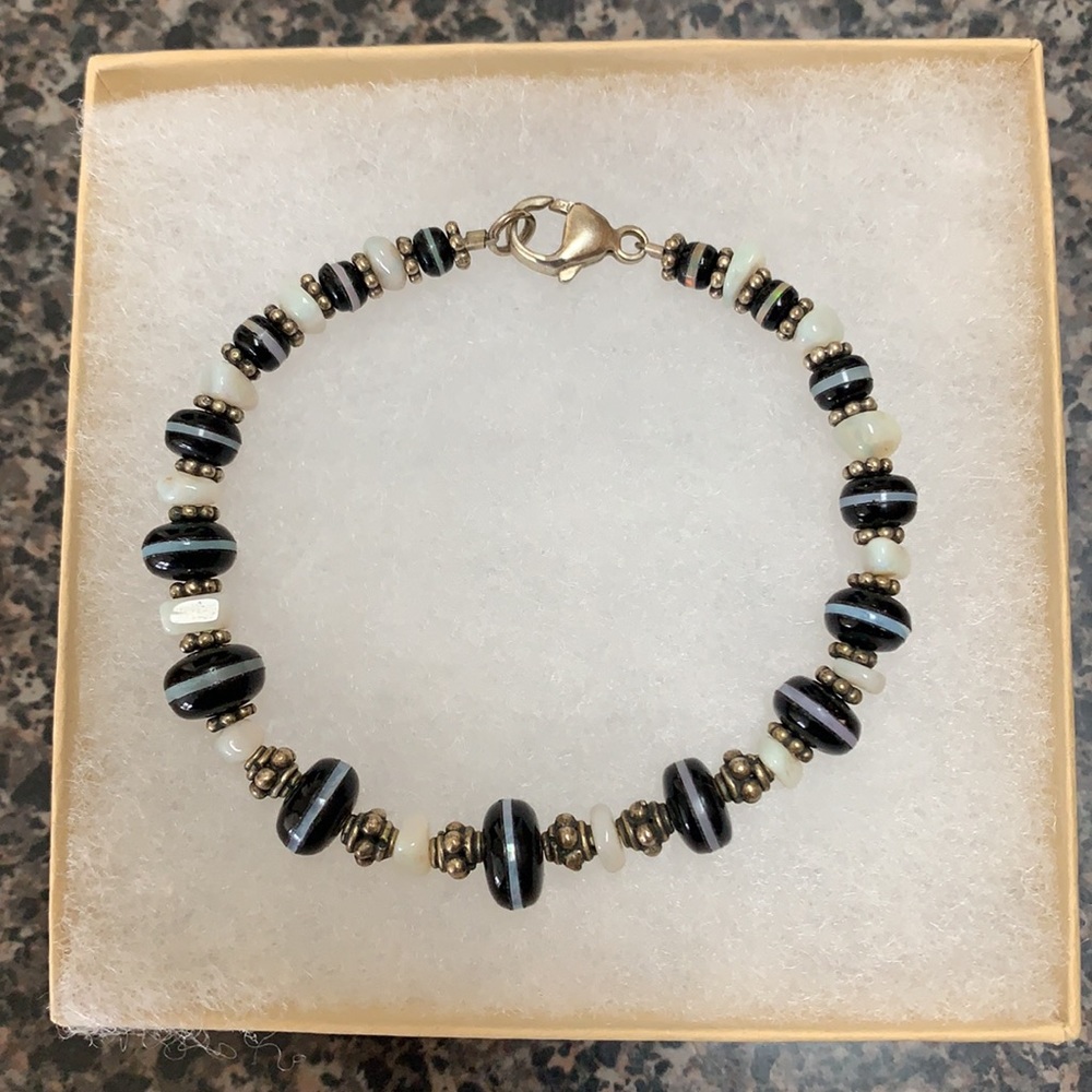 Black and white handmade bracelet - Picture 2 of 2